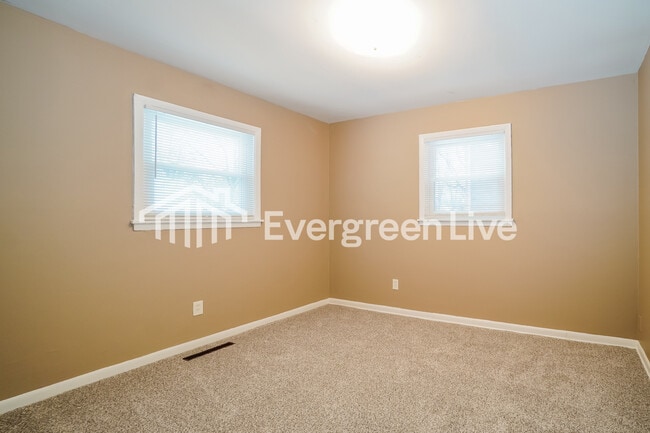 Building Photo - 4698 Dundee Ave