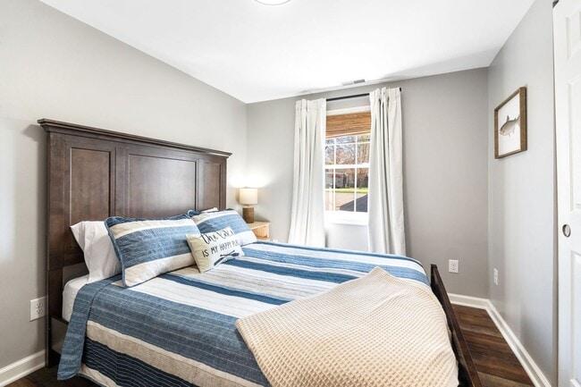 Building Photo - Fully Furnished 3 Bedroom Lakefront Home o...