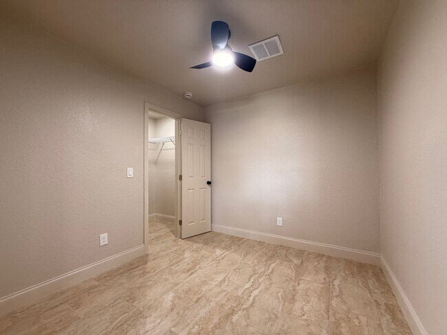 Building Photo - 4049 Castlegate Dr