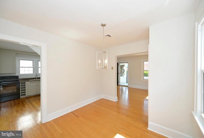 Building Photo - 31 W Whitlock Ave