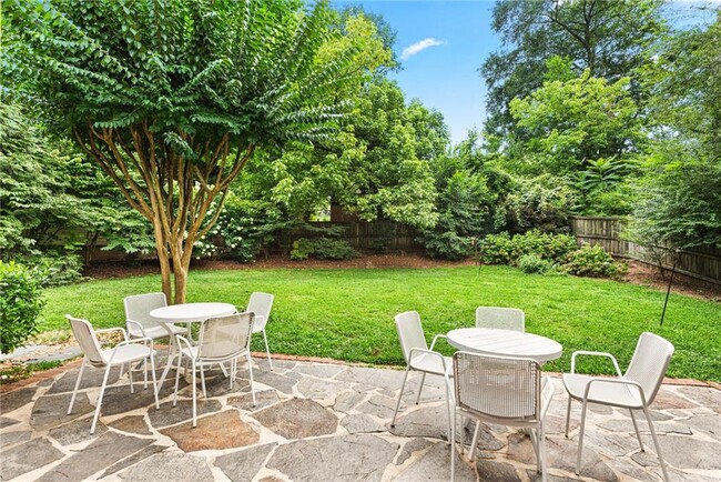 Building Photo - 1257 Briar Hills Dr NE