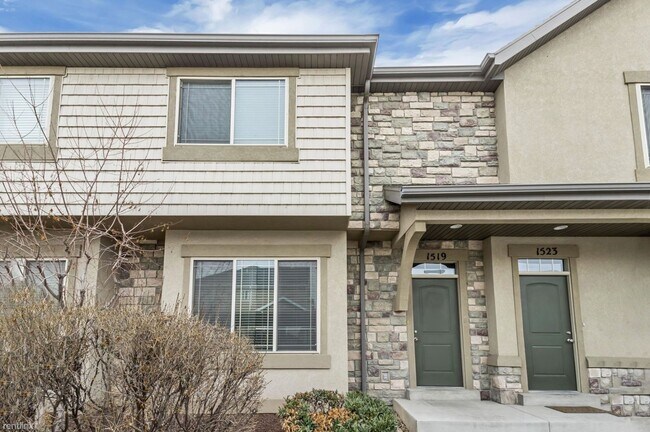 Building Photo - Beautiful Orem Townhouse