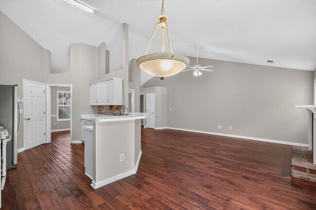 Building Photo - 390 Silverthorn Dr