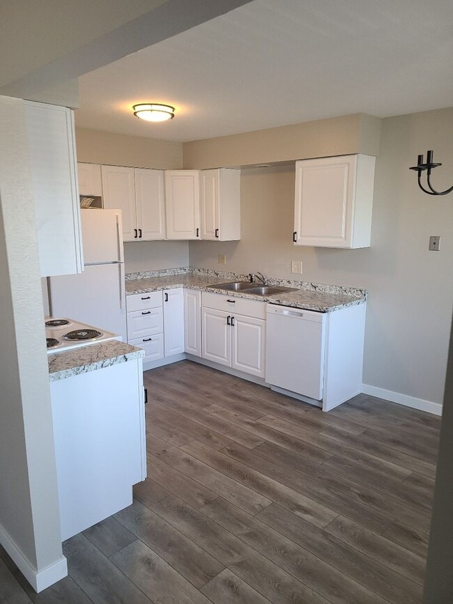 Building Photo - FIRST MONTHS RENT AND DEPOSIT ONLY! 2 Bed/1 Bath Apartment in Clarkston WA