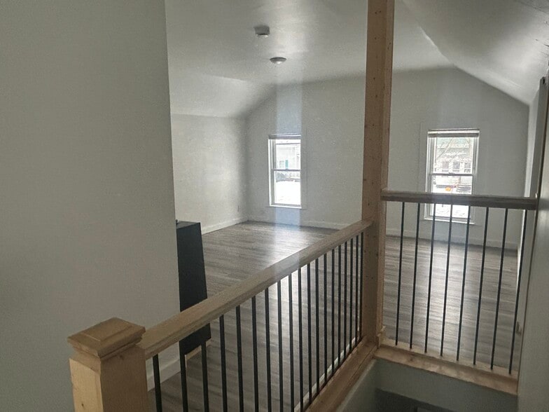 Building Photo - 421 W Bond St