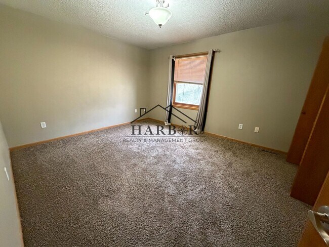 Building Photo - 2869 Knollwood Dr SE