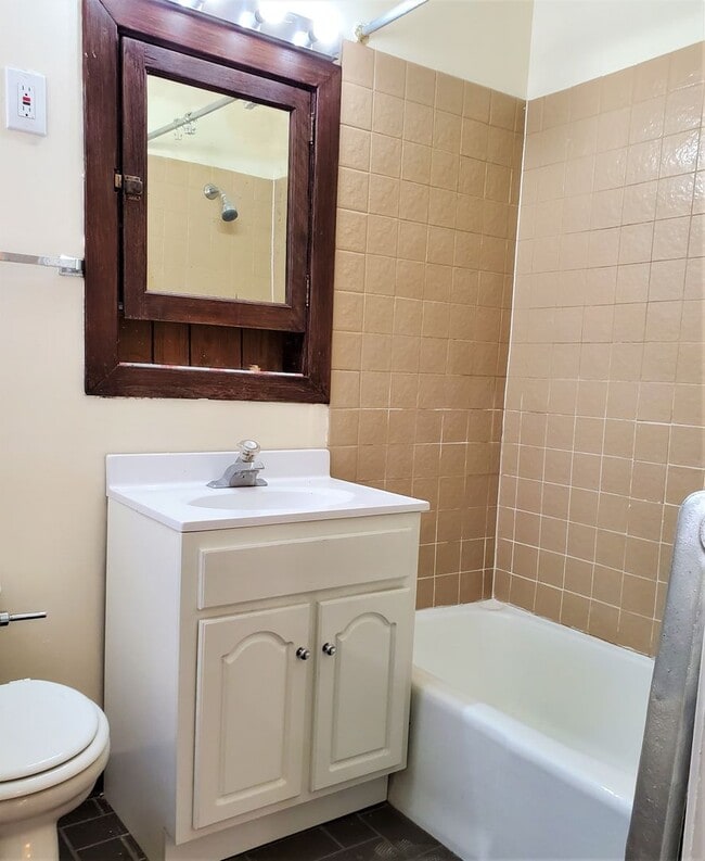 Building Photo - 1066 W Cornelia Ave