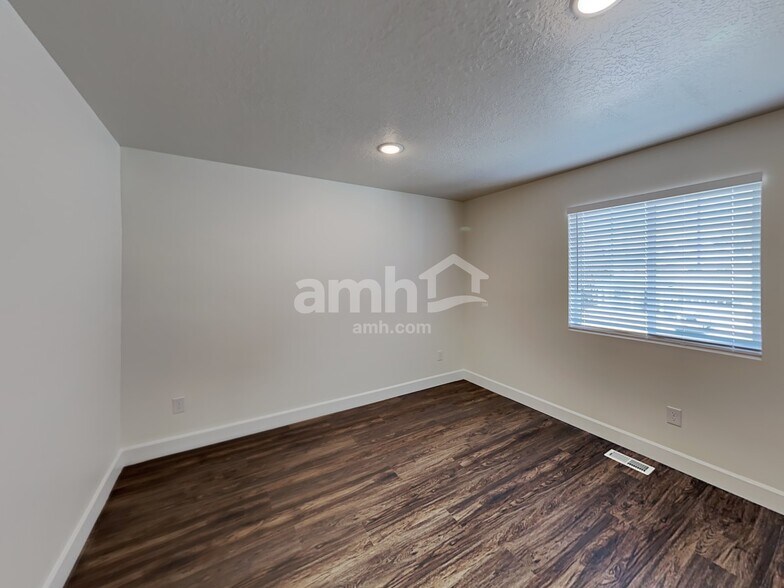 Building Photo - 2184 E Silverado Ln