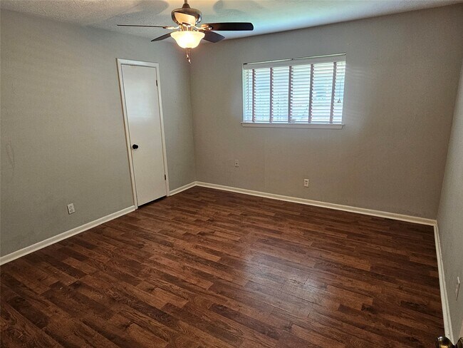 Building Photo - 2701 Henderson Ln