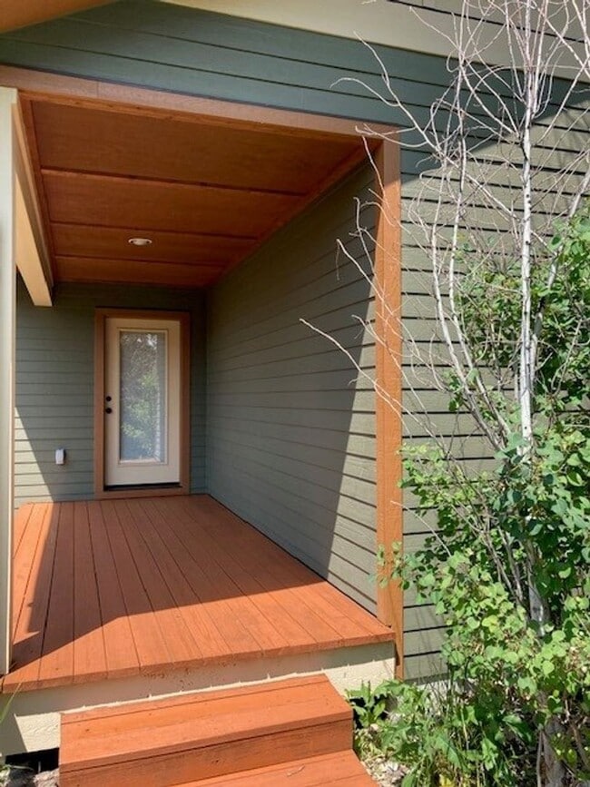 Building Photo - Comfortable Living in the Heart of Valley ...