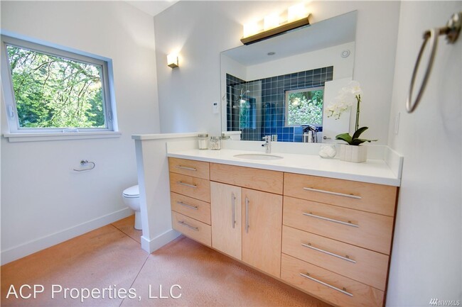 Building Photo - 4 br, 2 bath House - 931 W Lake Samish Dr.