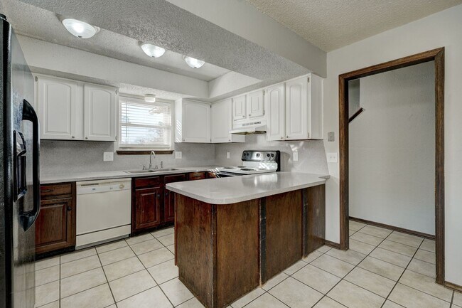 Building Photo - 4 bed, 2 bath home in Yukon