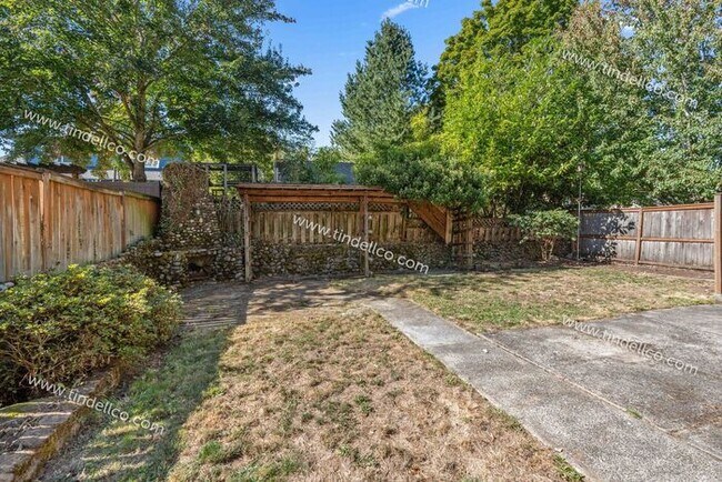 Building Photo - Three Bedroom Cape Cod with Yard in Highly...