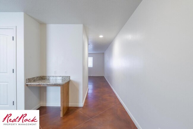 Building Photo - DOG-FRIENDLY 3 Bedroom Townhome with INTERNET INCLUDED!