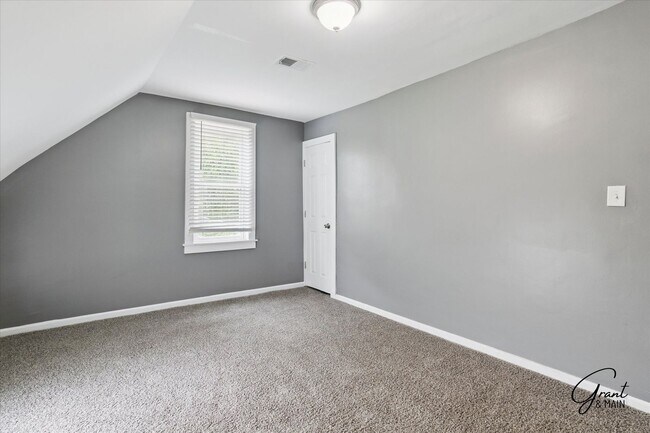 Building Photo - 6 bedroom 2 bath $2250