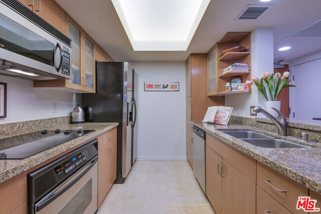 Building Photo - 13700 Marina Pointe Dr
