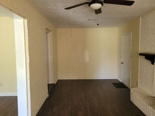 Building Photo - 4 bedroom 1.5 bathroom