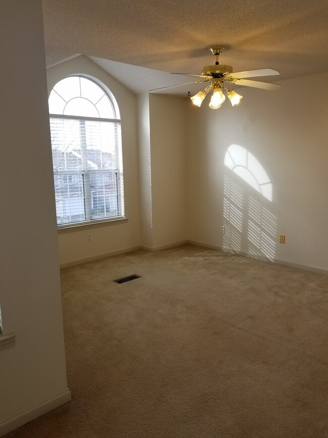 Building Photo - Quail Hollow - Beautiful Interior!