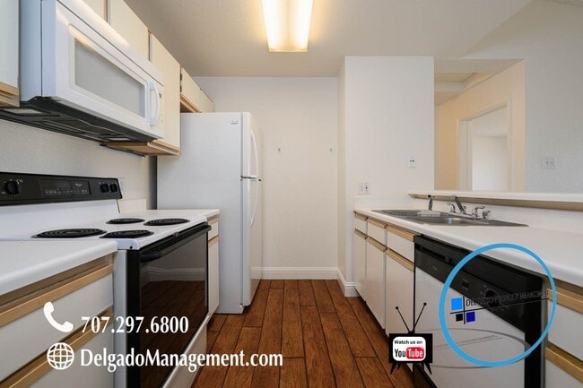 Building Photo - Glen Cove! Large one bedroom