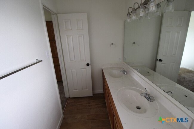 Building Photo - 2412 Skylark Cir