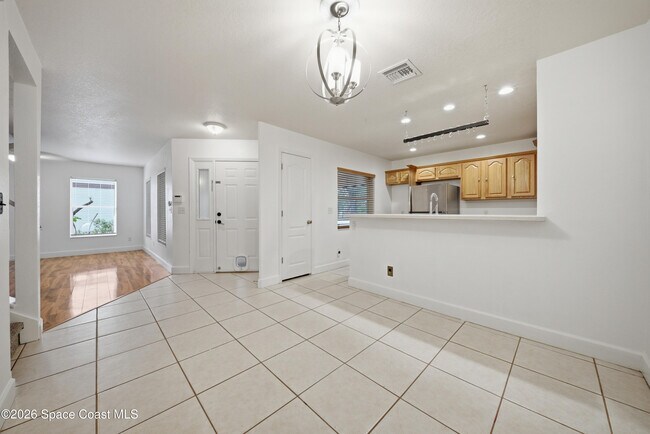 Building Photo - 2605 S Park Ave