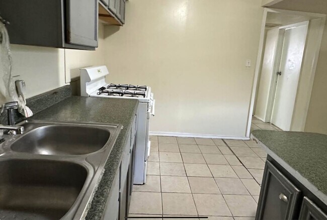 Building Photo - Downstairs 2 Bed / 1 Bath Apartment with Electric, Water, Trash & Gas INCLUDED