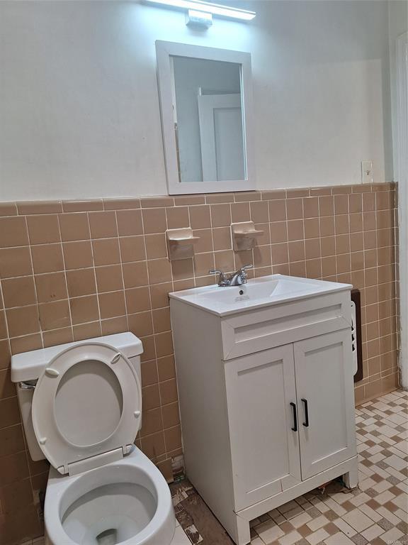 Building Photo - 2215 E 2nd St