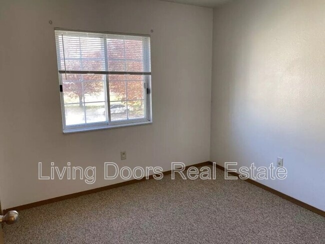 Building Photo - 605 S Washington St