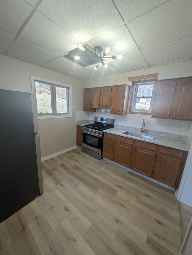 Building Photo - Newly Renovated 2 Bed, 1 Bath Home in Crafton -- AVAILABLE NOW!