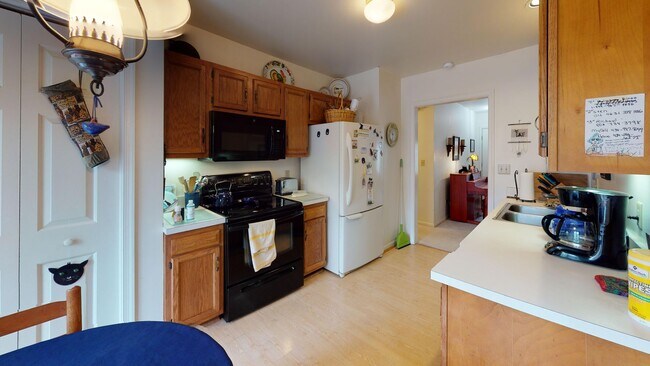 Building Photo - Short Term Furnished House