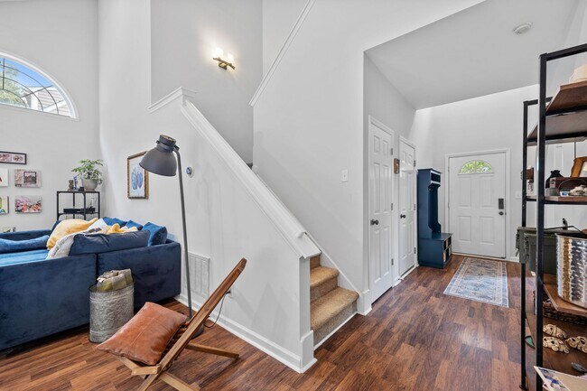 Building Photo - Spacious 3-Bed / 2.5-Bath Home in Southwes...
