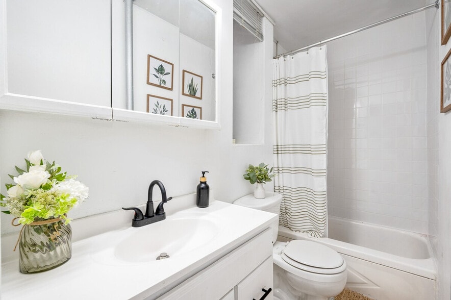 Building Photo - 459 W 46th St