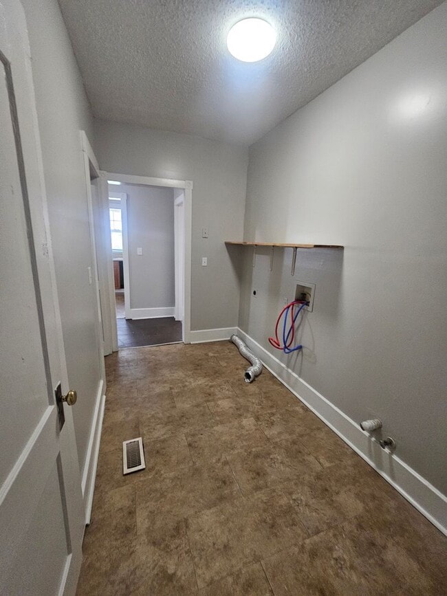 Building Photo - 1033 E 5th St