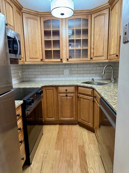 Building Photo - 100 High St