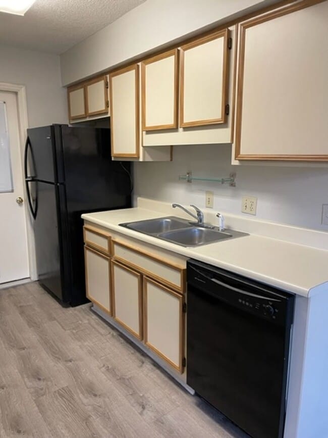 Building Photo - Cute 2 bedroom, 2 bath