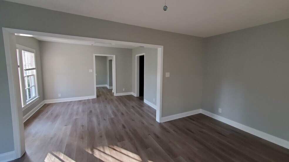 Heading to the rest of house. Doorway to right in dining room connects to hallway - 320 S Ashbel St