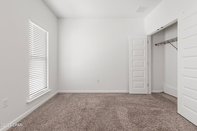 Building Photo - 413 Raven Ln