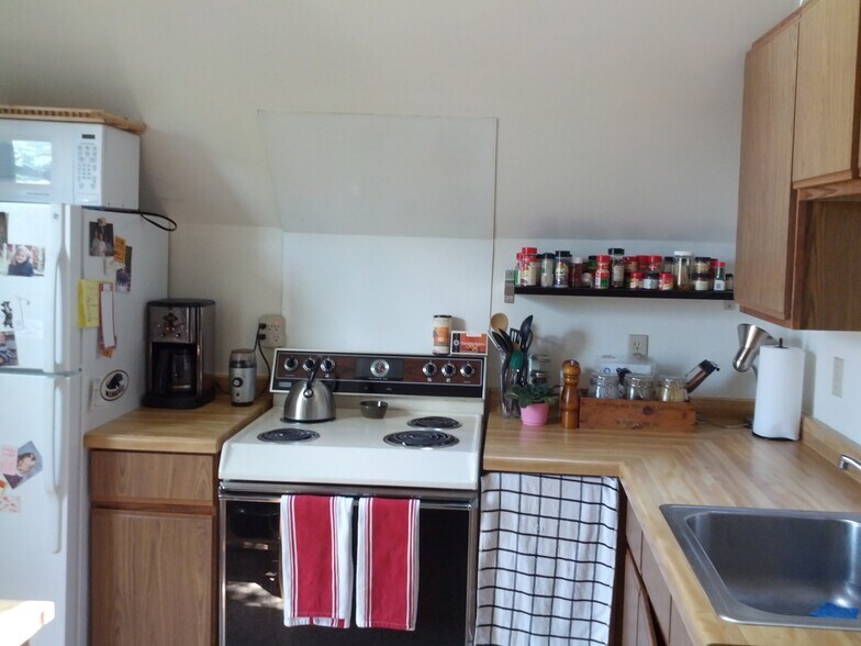 Kitchen - 3120 N Cambridge Ave