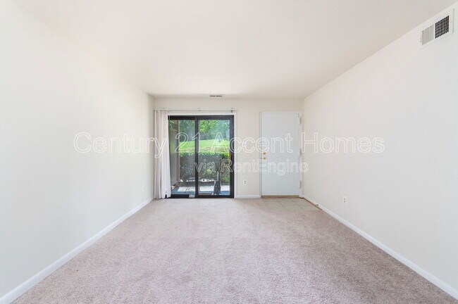 Building Photo - 5805 Royal Ridge Dr
