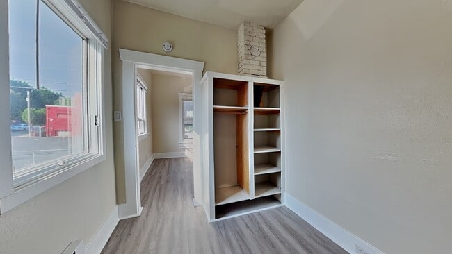 Building Photo - 718 S Yakima Ave