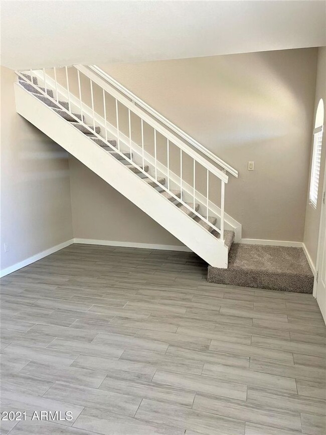 Building Photo - Remodeled 2 bed/1.5 bath townhome in the s...