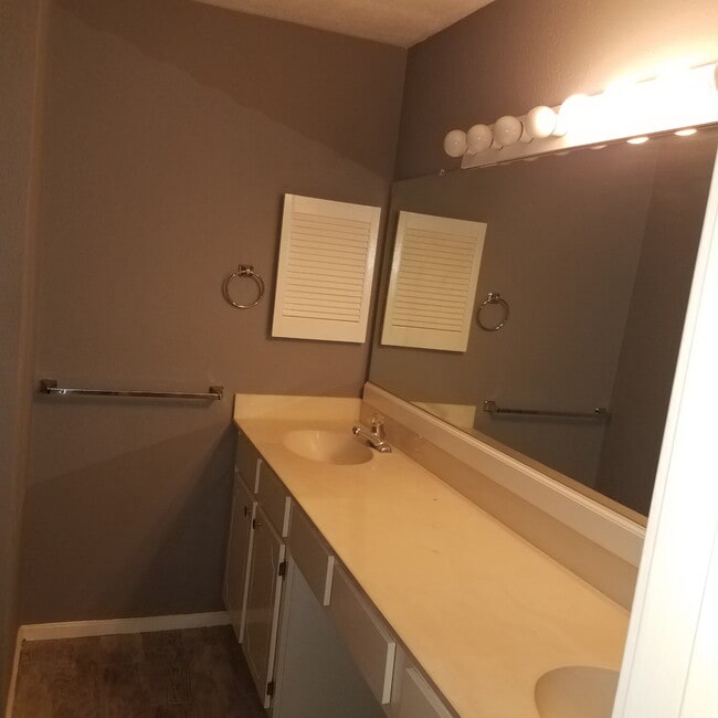 Building Photo - 1100 Augusta Dr