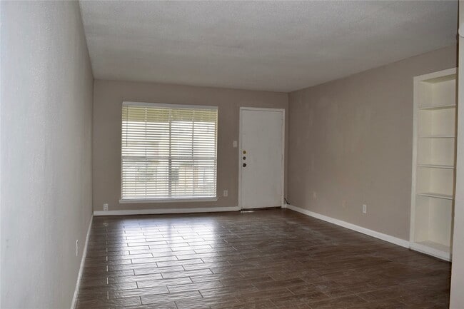 Building Photo - 5625 Antoine Dr