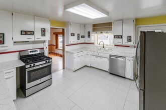 Building Photo - 2324 E South Crescent Ave