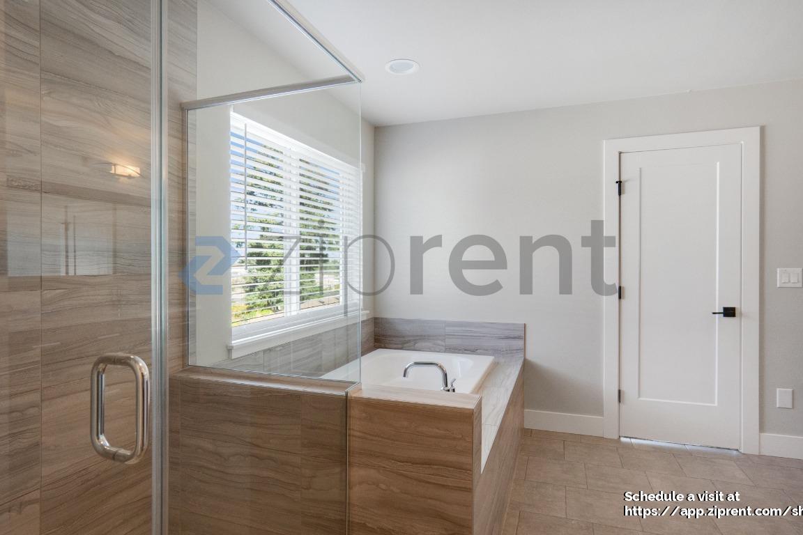 Building Photo - 3422 S 164th St