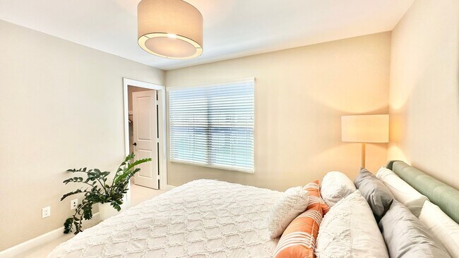 Building Photo - Beautiful "Model" Show Townhome in the Gat...