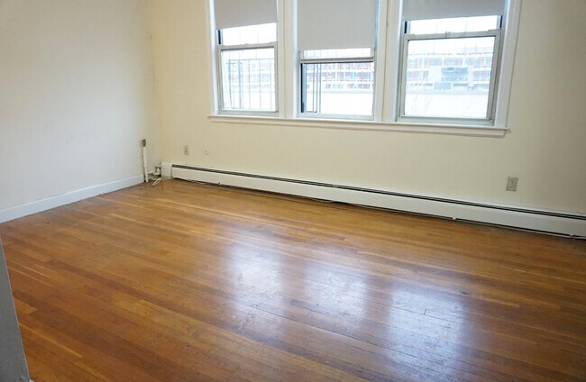 Building Photo - 164 North Beacon St