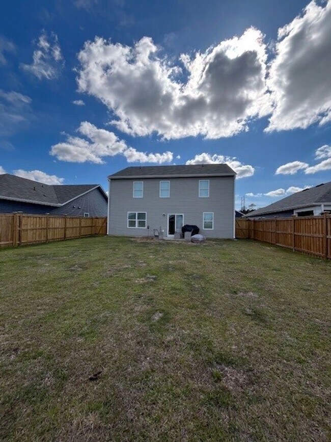 Building Photo - Discover this spacious 4-bedroom, 2.5-bath home in Winnabow, NC