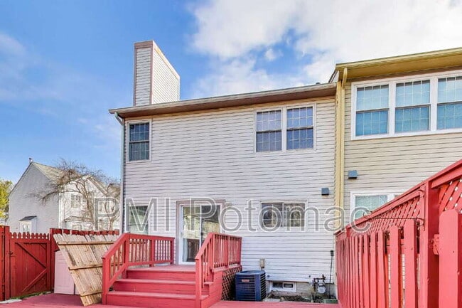 Building Photo - 8417 Meadow Green Way