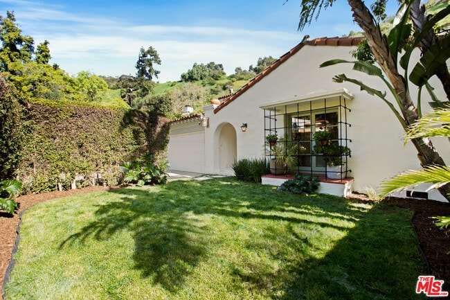 Building Photo - 1518 N Beverly Dr